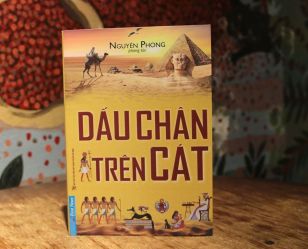 Dấu Chân Trên Cát - cuốn sách thú vị về tình yêu và nhân sinh quan