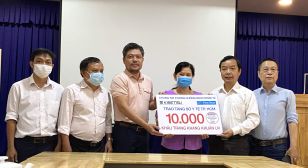 First News và Trúc Quang tặng 20.000 khẩu trang cho Sở Y tế TPHCM và Fahasa