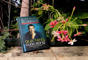 Quà tặng cuộc sống: Lời động viên tinh thần từ diễn giả nổi tiếng Anthony Robbins 