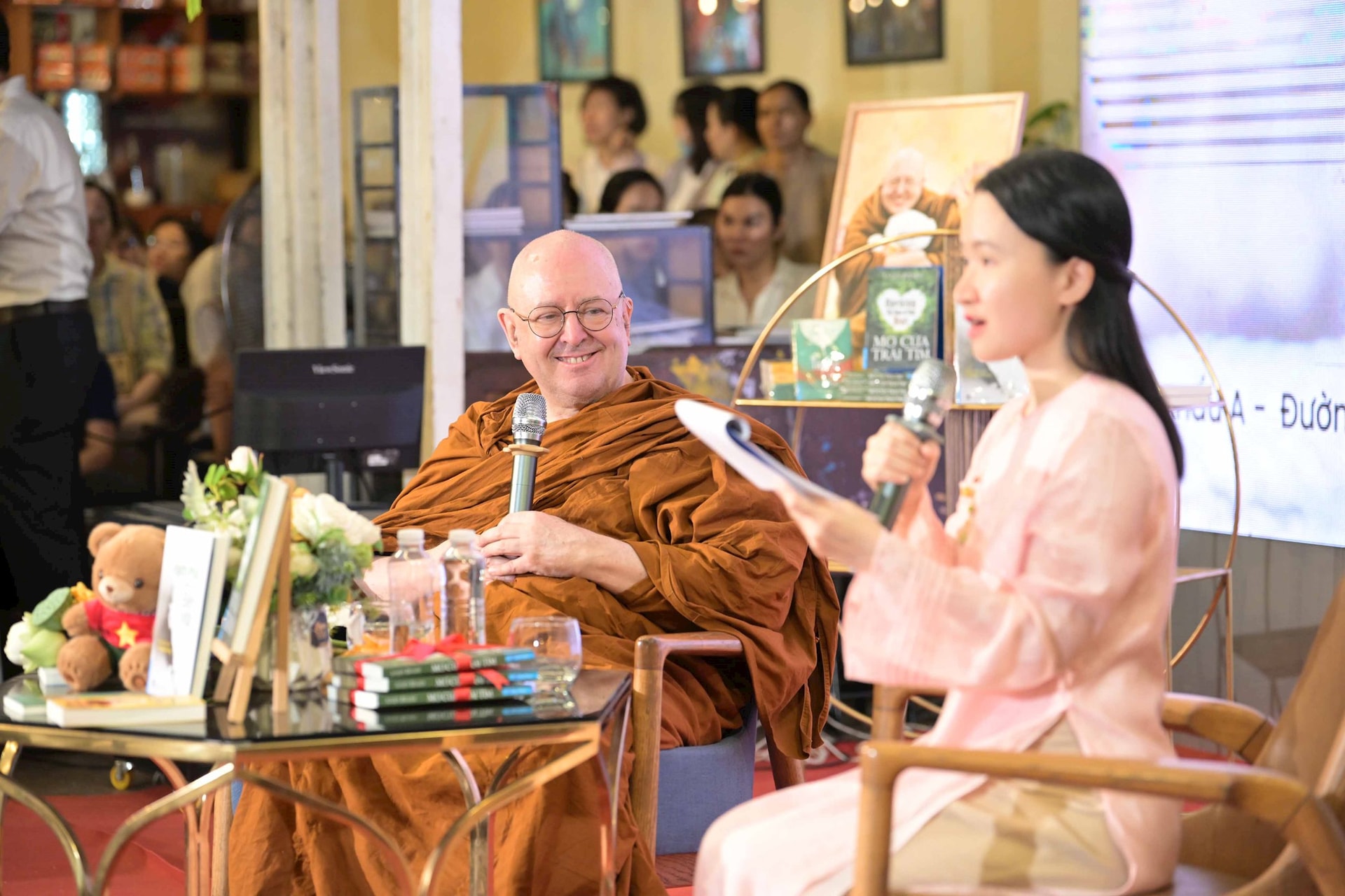  Thiền sư Ajahn Brahm và host Tuệ An